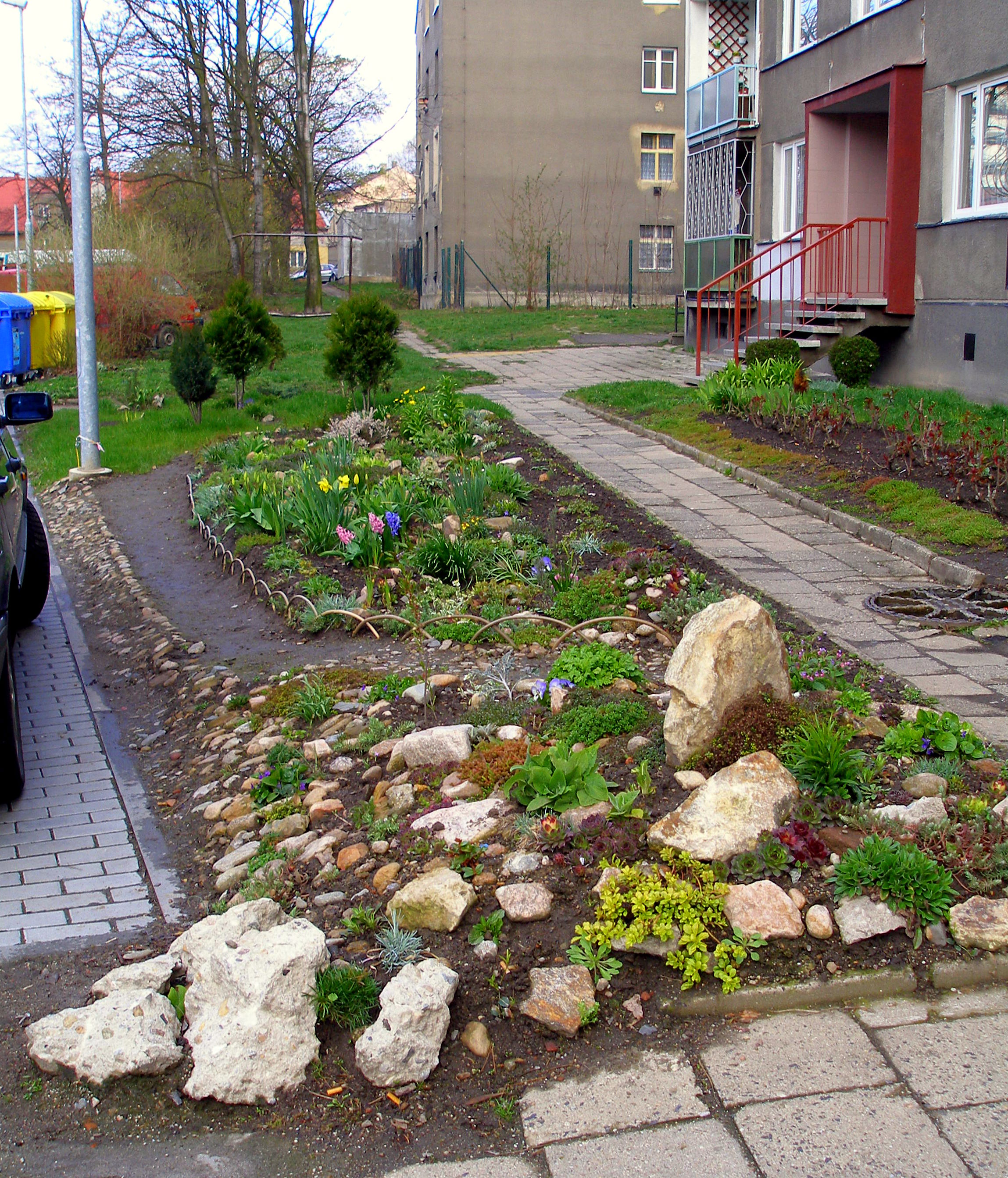 dne 13. 4. 2008...pohled od skalky směrem k poslednímu vchodu celého bloku budovy...